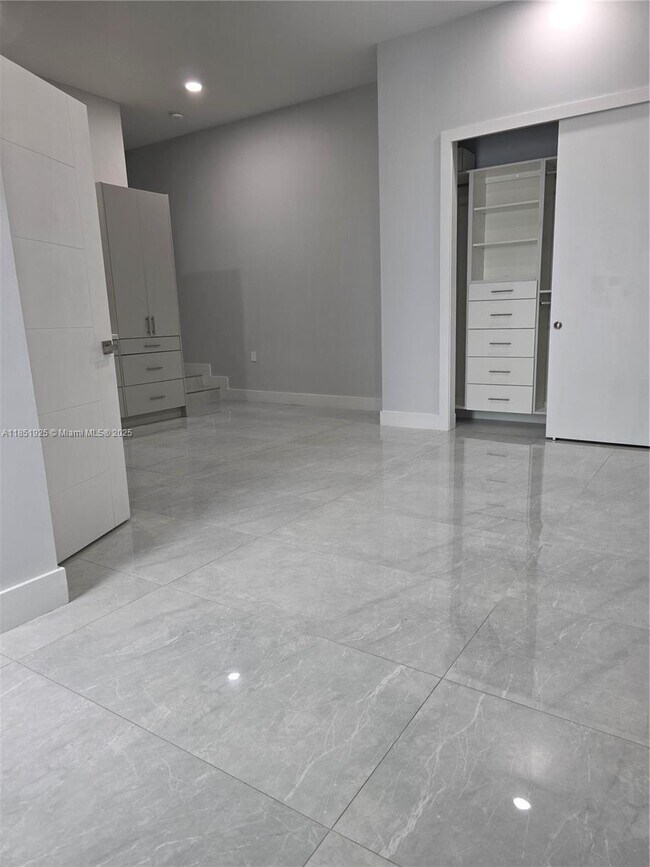 Building Photo - 81 S Royal Poinciana Blvd