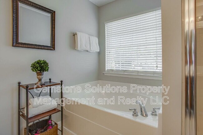 Building Photo - 1903 Baslia Ct