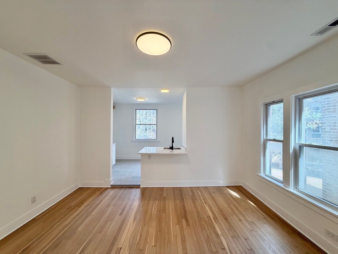 Building Photo - 1522 W Ardmore Ave