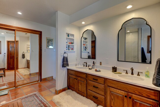 Building Photo - Stunning 4-Bedroom Albuquerque Foothill Ho...