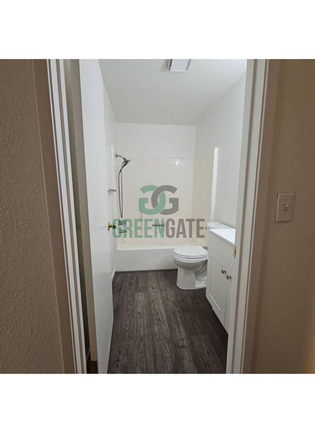 Building Photo - Beautiful 3 BEDROOM 2.5 BATH HOME IN MODES...