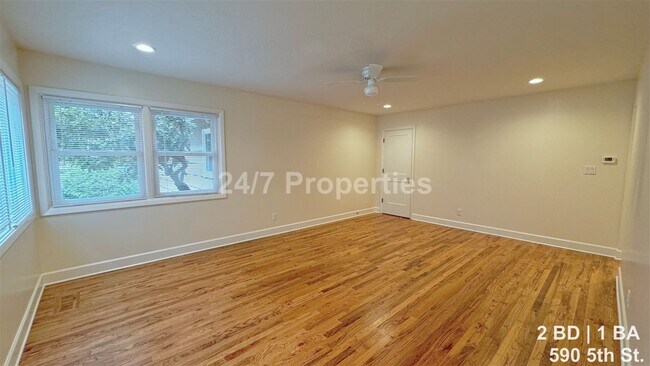 Building Photo - Remodeled 2 BD | 1 BA Duplex - First Edition Lake Oswego