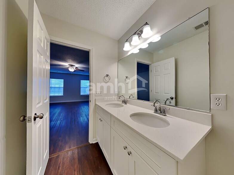 Building Photo - 125 Ducane St