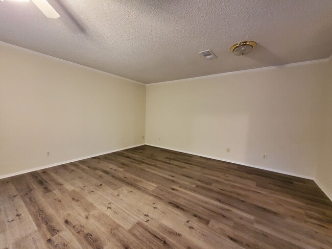 Building Photo - Nice family 3 bedroom and 2 bath home in a...
