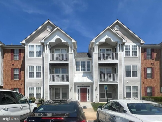 Primary Photo - Beautiful 2bd 2bth mid level condo featuri...