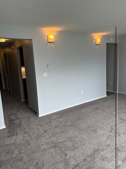 Building Photo - 328 Burnett Ave N