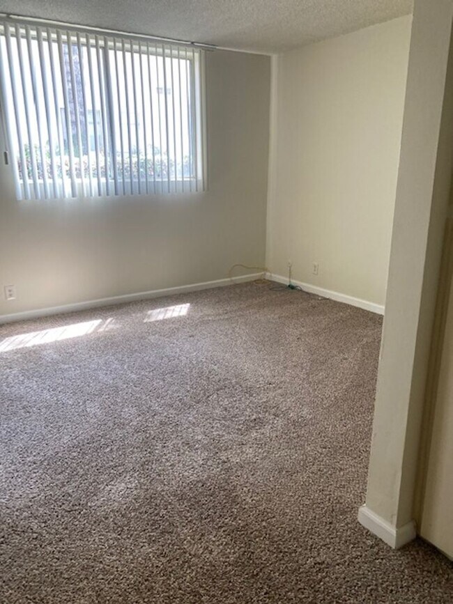 Building Photo - Beautiful One Bedroom