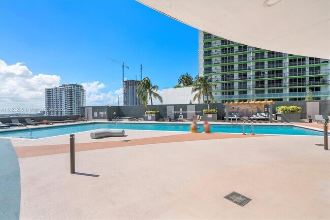 Building Photo - 1750 N Bayshore Dr