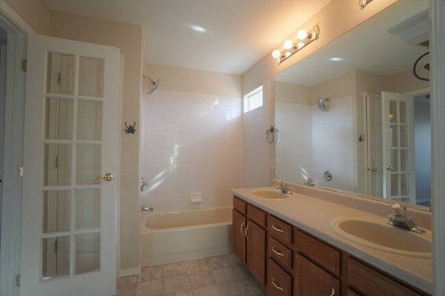 Building Photo - 3430 MacGregor Dr