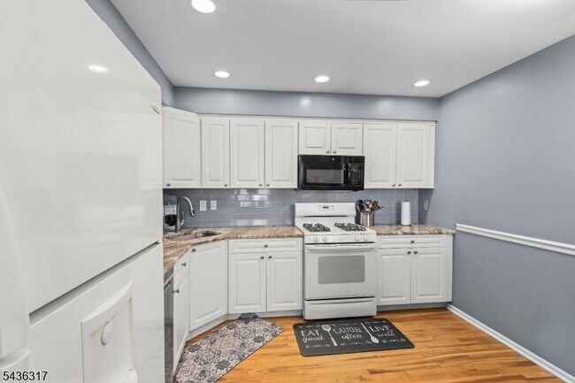 Building Photo - 21 Edgefield Dr
