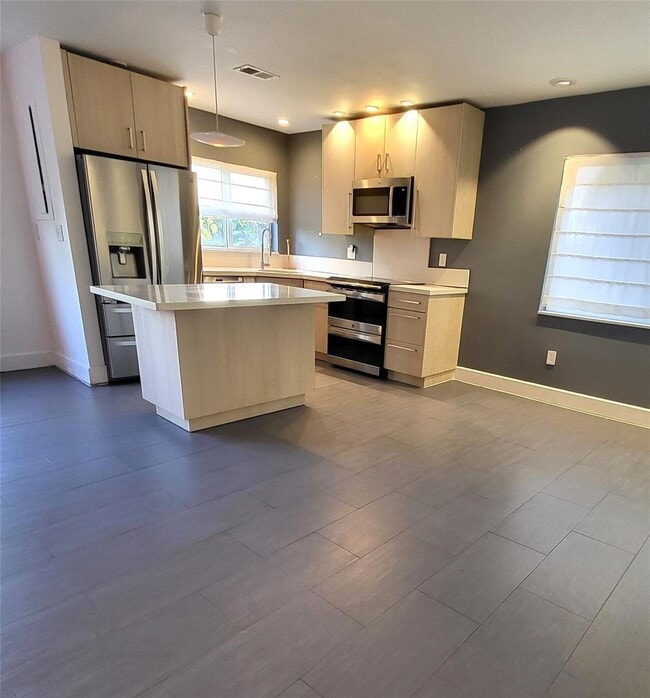 Building Photo - 13881 NE 2nd Ct