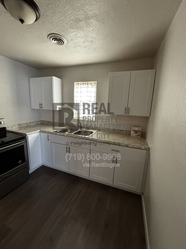 Building Photo - 1428 E Orman Ave