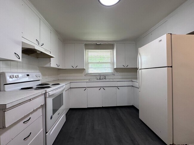 Building Photo - 490 St Bernard Dr