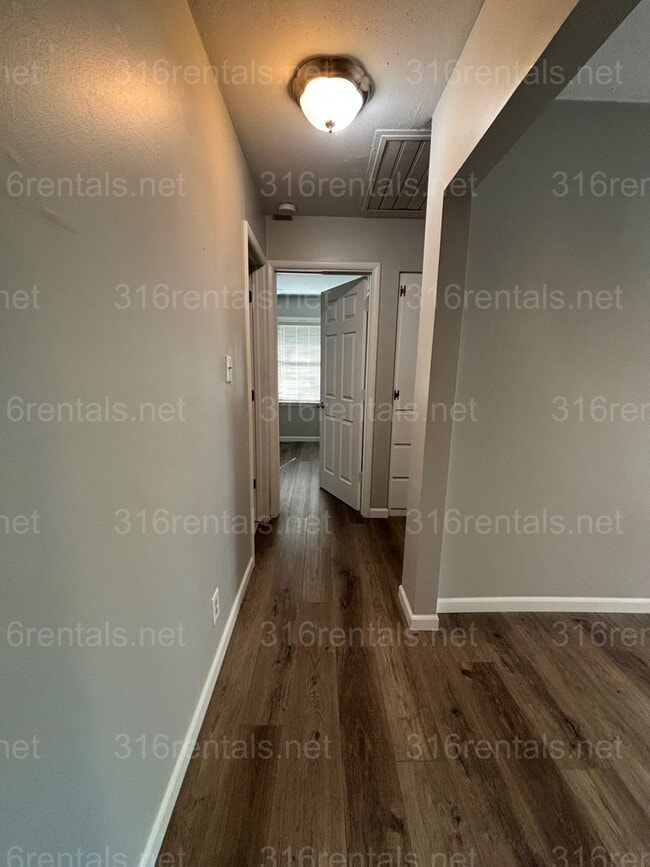 Building Photo - 3 bed 1 1/2 bath house available Now!!