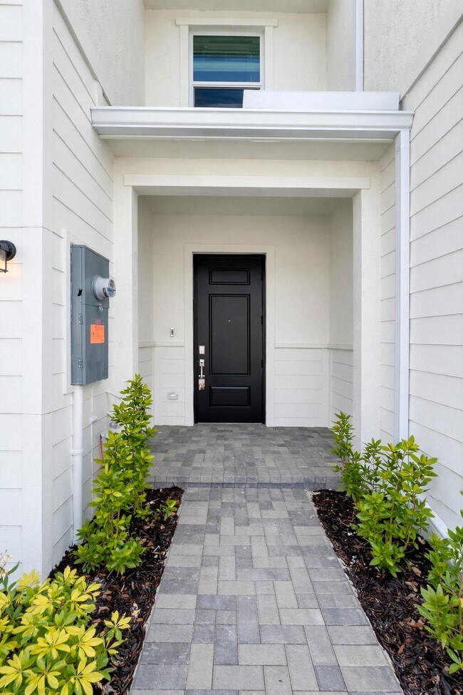 Building Photo - 4616 Hollister Ave