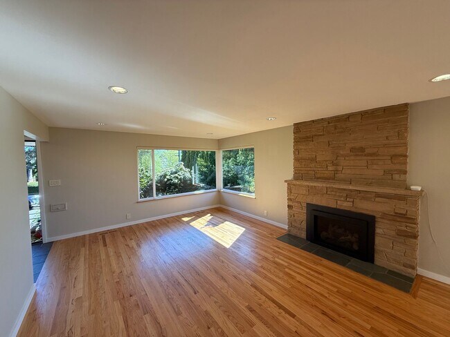 Building Photo - Stunning 4 Bed 4 Bath Home Steps from Golden Gardens in Ballard with MIL Suite