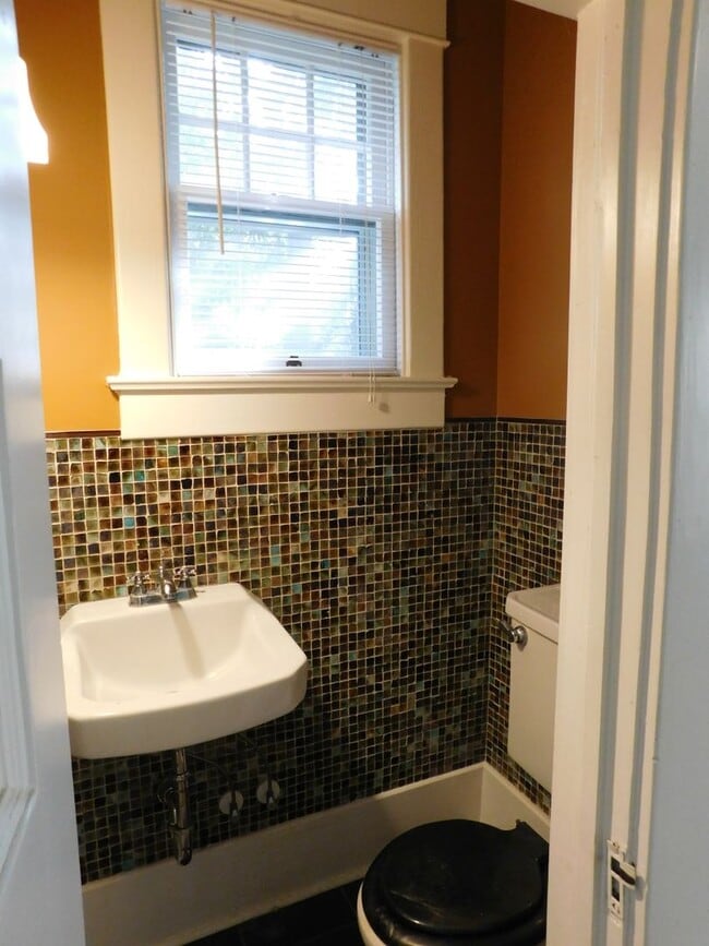 Building Photo - 605 Johnson St