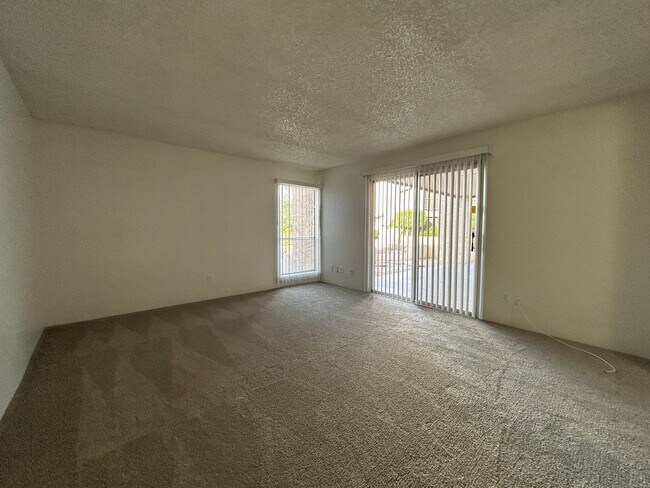 Building Photo - On the Lake, 2 Bed, 2 Bath, Great Views!