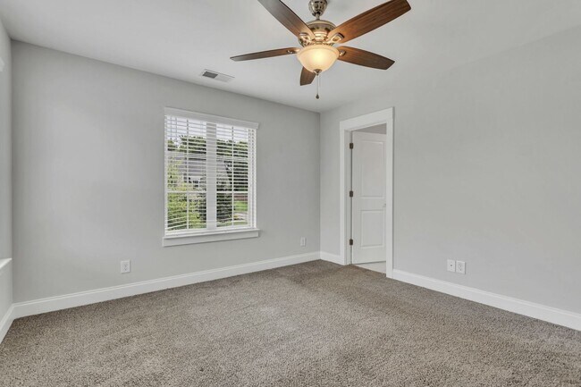Building Photo - 4BR/3.5BA All-Brick Home Near Top Williams...