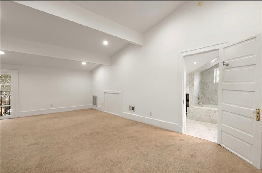 Building Photo - 5815 S Robertson St