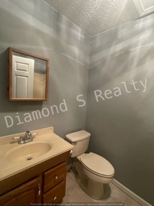 Building Photo - Charming 3 bedroom home available!