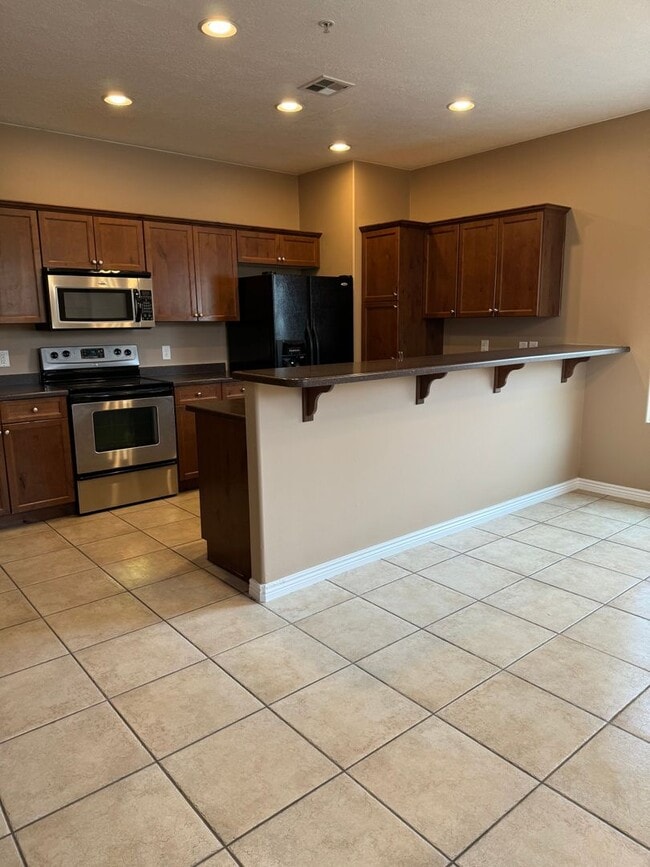 Building Photo - Condominium with Clubhouse: includes POOL and WORKOUT ROOM