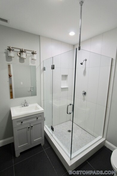 Building Photo - 460 Saratoga St