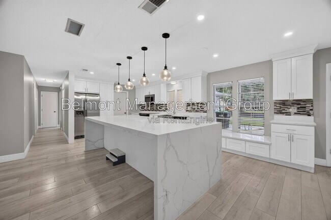 Building Photo - 7606 Waunatta Ct
