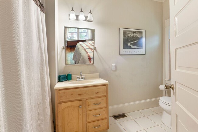 Building Photo - Beautiful 4/4 Plus Office, 4 Blocks From E...