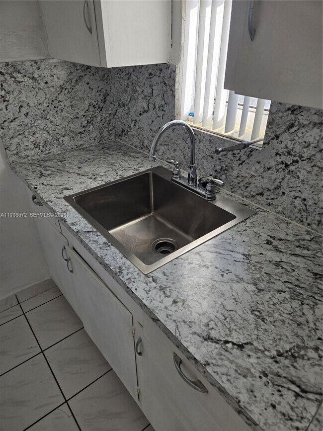 Building Photo - 1708 Plunkett St