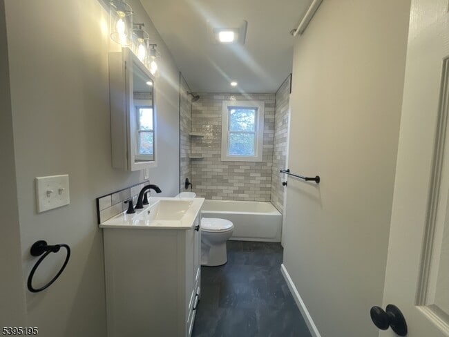 Building Photo - 84 Westervelt Pl