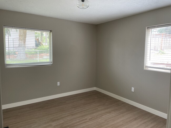 Building Photo - 740 NE Loper Ave