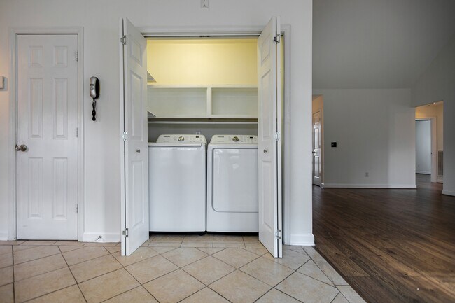 Building Photo - 1105 McDonough Cir