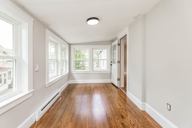 Building Photo - Modern 4bed 3 Bath with 3 parking