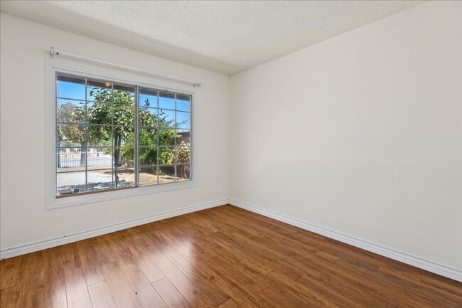 Building Photo - Spacious 3 Bed 2 Bath House w/ Central A/C...