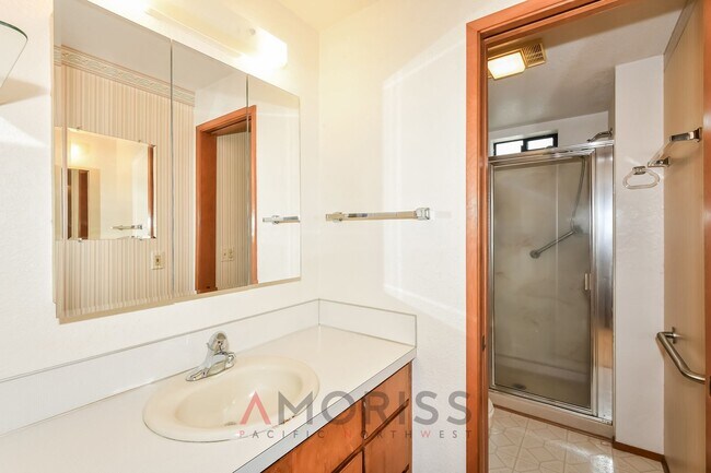 Building Photo - *****COMING SOON***Spacious 3BD/3BA Home in Lacey's Oakmont Neighborhood | Golf Course Views