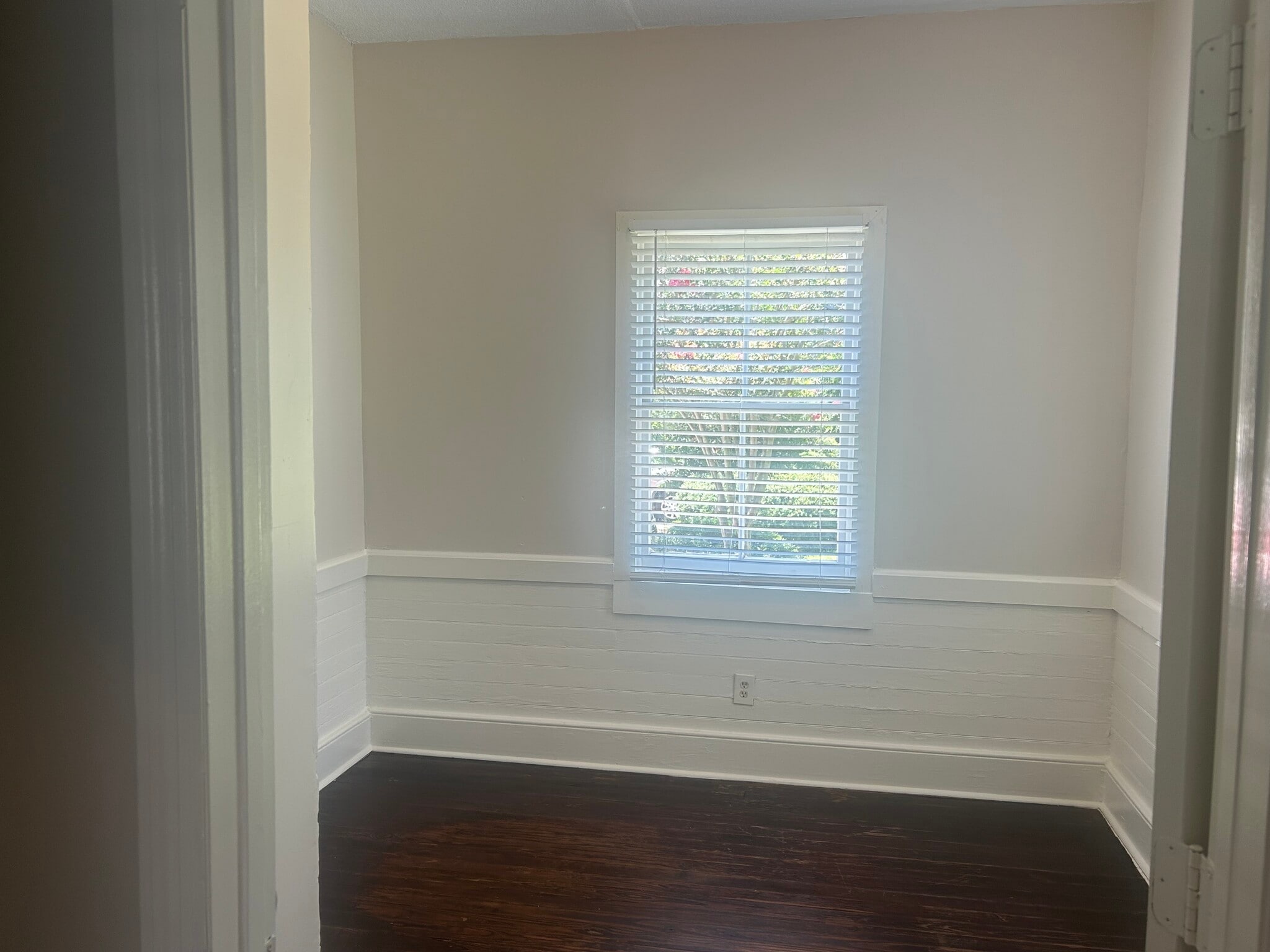 Building Photo - 520 E Hall Ln