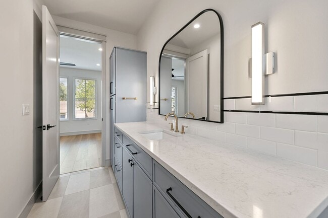 Building Photo - 917 E 37th St