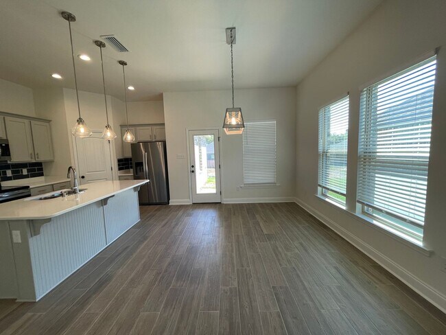 Building Photo - 3 Bedroom, 2 bathroom in Twin Beech Estate...