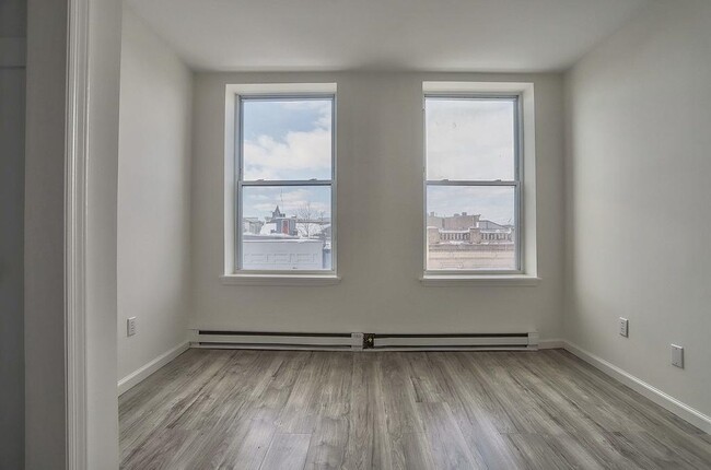 Building Photo - 502 Central Ave