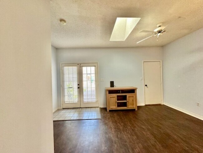Building Photo - 1828 Whispering Oaks Ln