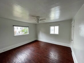 Building Photo - 2 bed 1 bath - Greenfield, nice location, laundry included