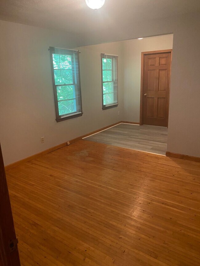 Building Photo - Great location -2BR, 2BA with Yard and Garage