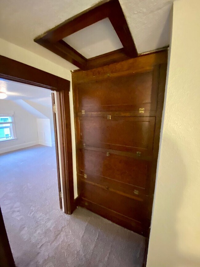 Building Photo - 15721 Main St E