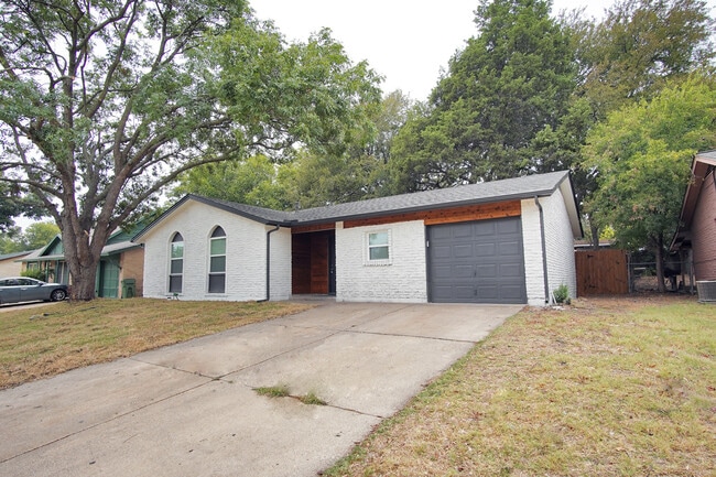 Building Photo - 2402 Ozark Dr