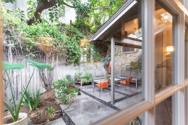 Building Photo - Beachwood Canyon 2b2b Home - Intentional F...