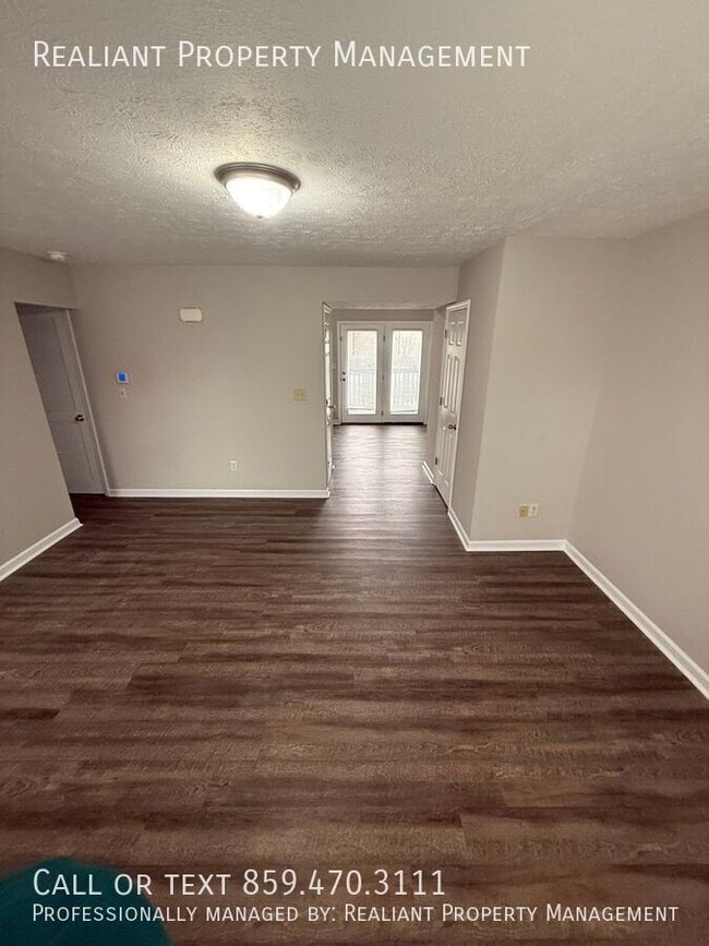 Building Photo - 221 Tanbark Dr