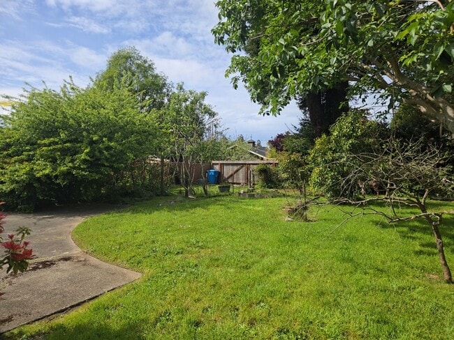 Building Photo - 3BD/2BA Eureka home is close to Sequoia Park, boasts infrared sauna!