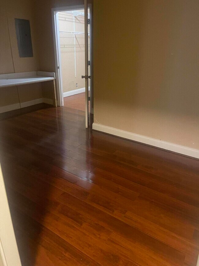 Building Photo - 5472 Club Cir