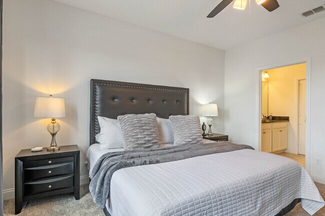 Building Photo - Welcome home to this gorgeous 4 bed 4 bath pool home!